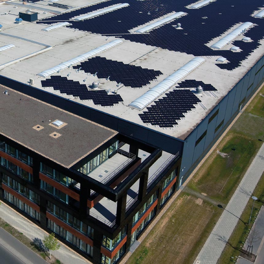 Logistikhalle in Vogelperspektive auf dem Dach ist eine weitflächeige Solaranlage