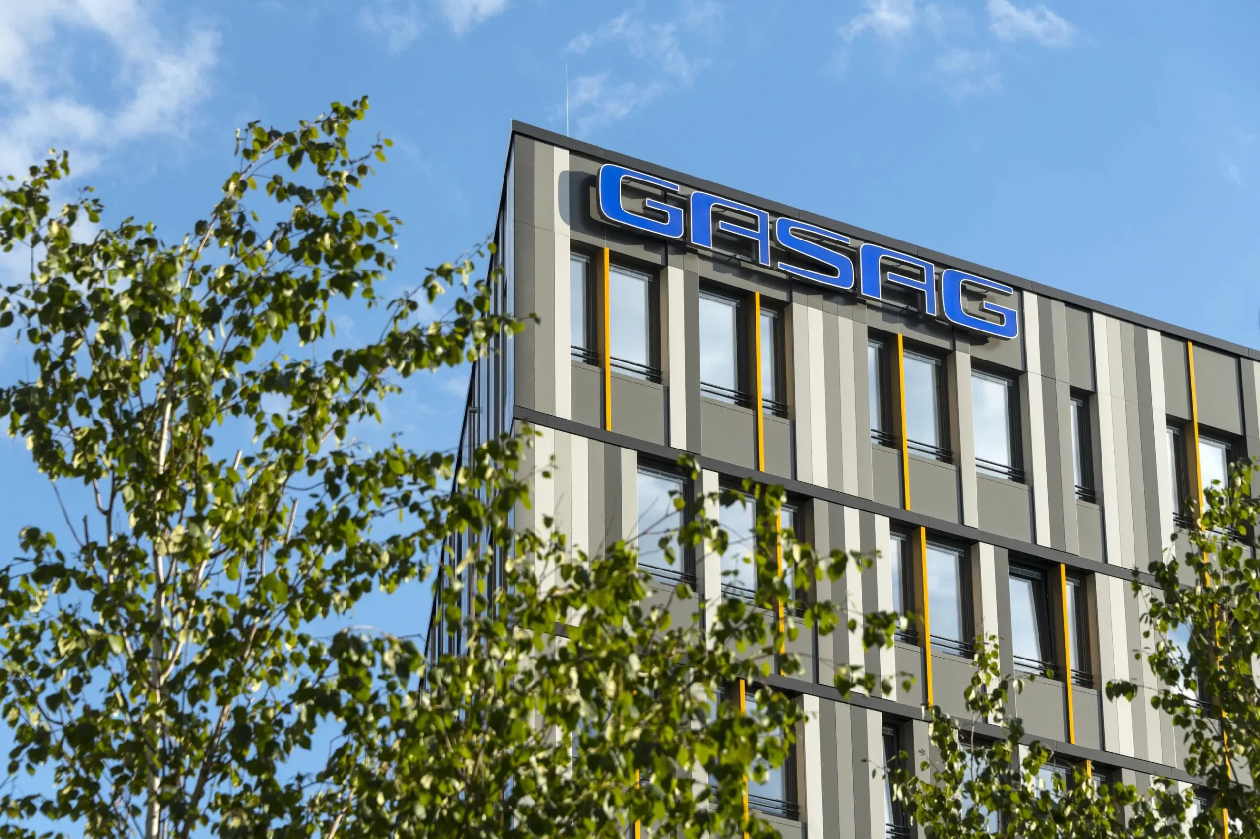 Gestreiftes Bürogebäude mit dem blauen GASAG Schriftzug